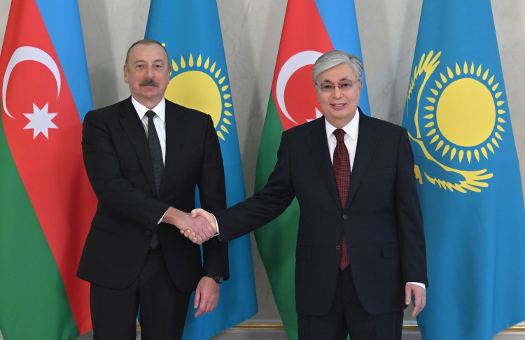 Казахстан увеличит объемы поставок нефти через Азербайджан – Токаев