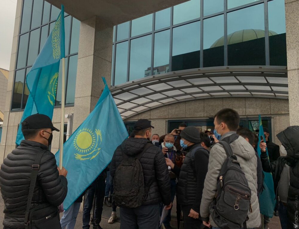 В Алматы активисты подали в генконсульство США петицию против показа фильма «Борат-2» 