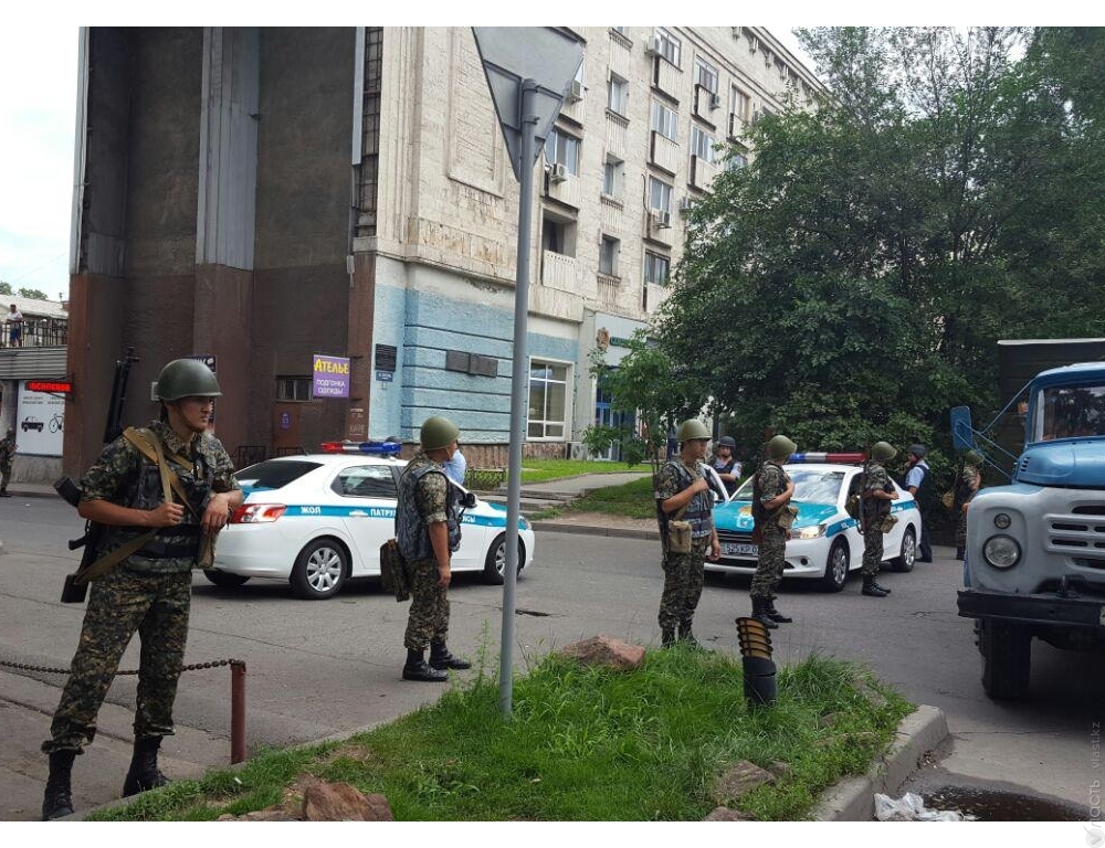 Зеленый базар и офисные здания в районе операции полиции в Алматы работают в обычном режиме 