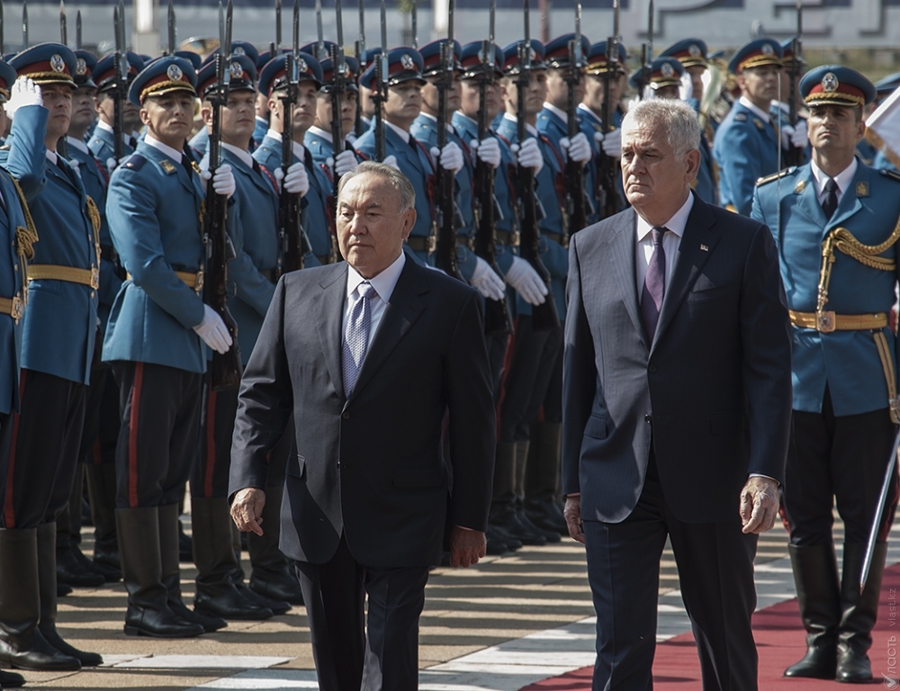 Назарбаев вручил президенту Сербии Орден Достык I степени