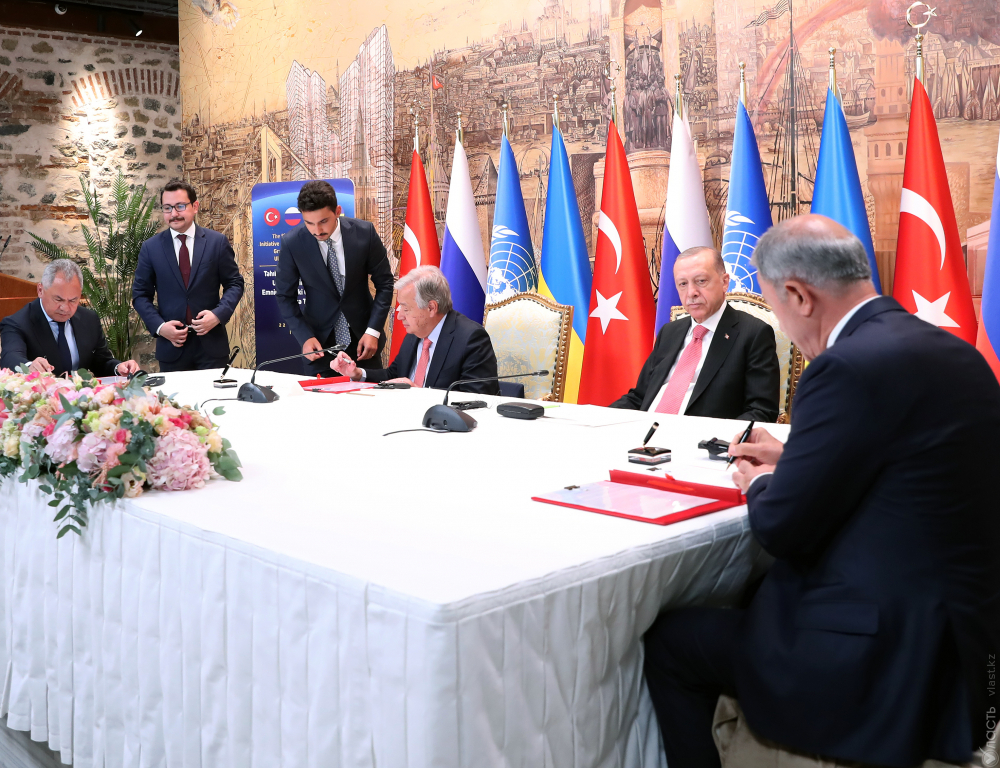  Россия и Украина подписали соглашения с Турцией по вывозу зерна из черноморских портов