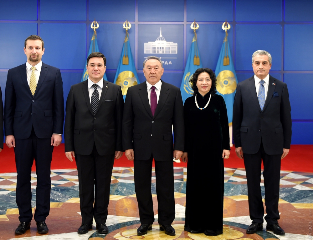 Нурсултан Назарбаев принял верительные грамоты от послов ряда стран