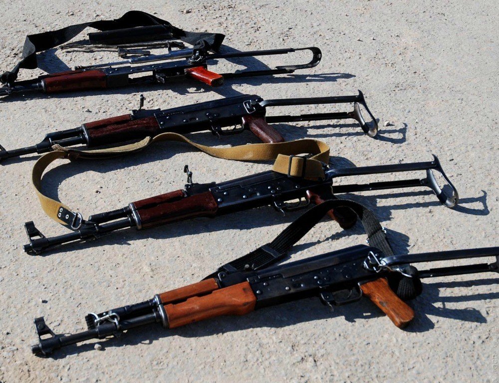В Южном Казахстане задержали группу торговцев оружием
