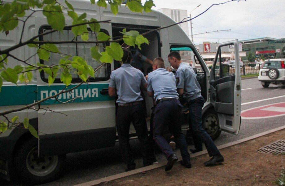 У монумента Независимости в Алматы начались задержания