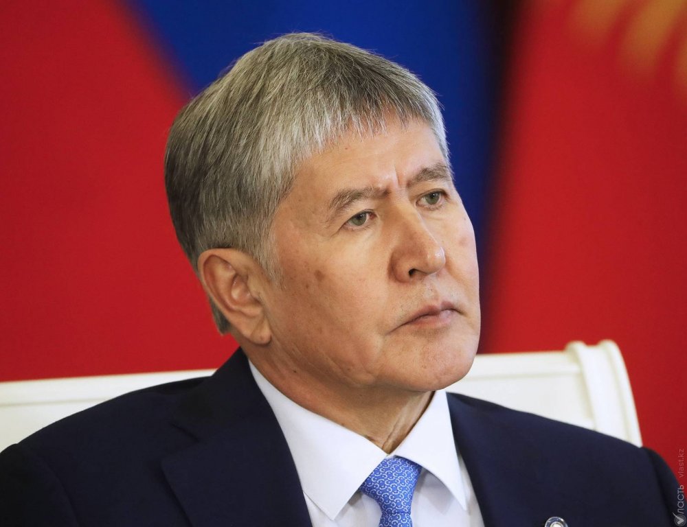 Парламент Кыргызстана проголосовал за отмену неприкосновенности Атамбаева