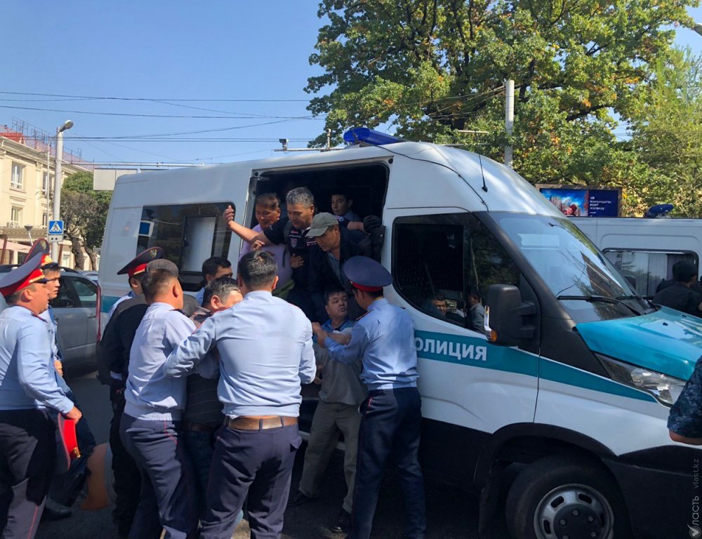 В Алматы и столице полиция начала задержания направляющихся на акции протеста 