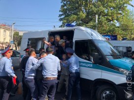 В Алматы и столице полиция начала задержания направляющихся на акции протеста 