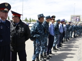 В крупных городах Казахстана задерживают журналистов