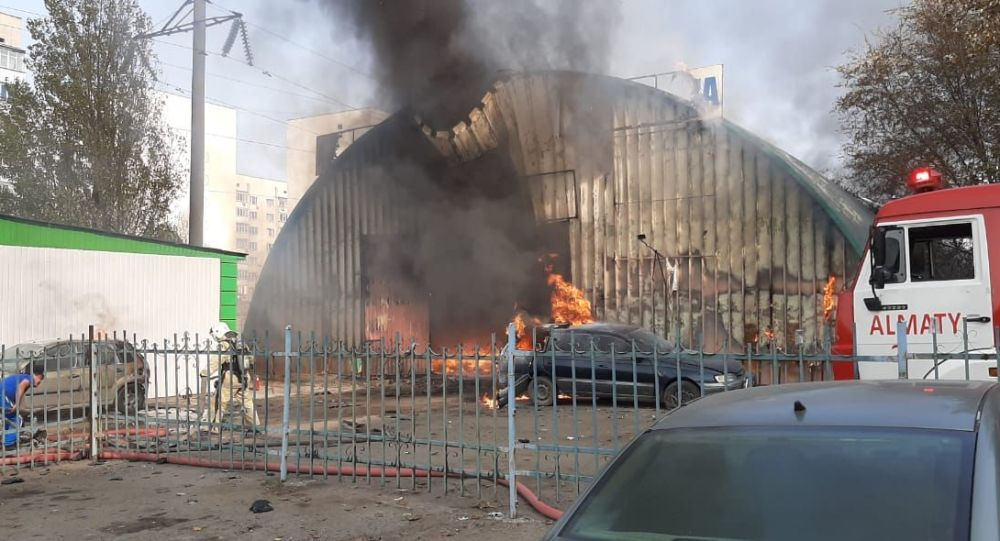 В Алматы во время пожара на СТО произошел взрыв