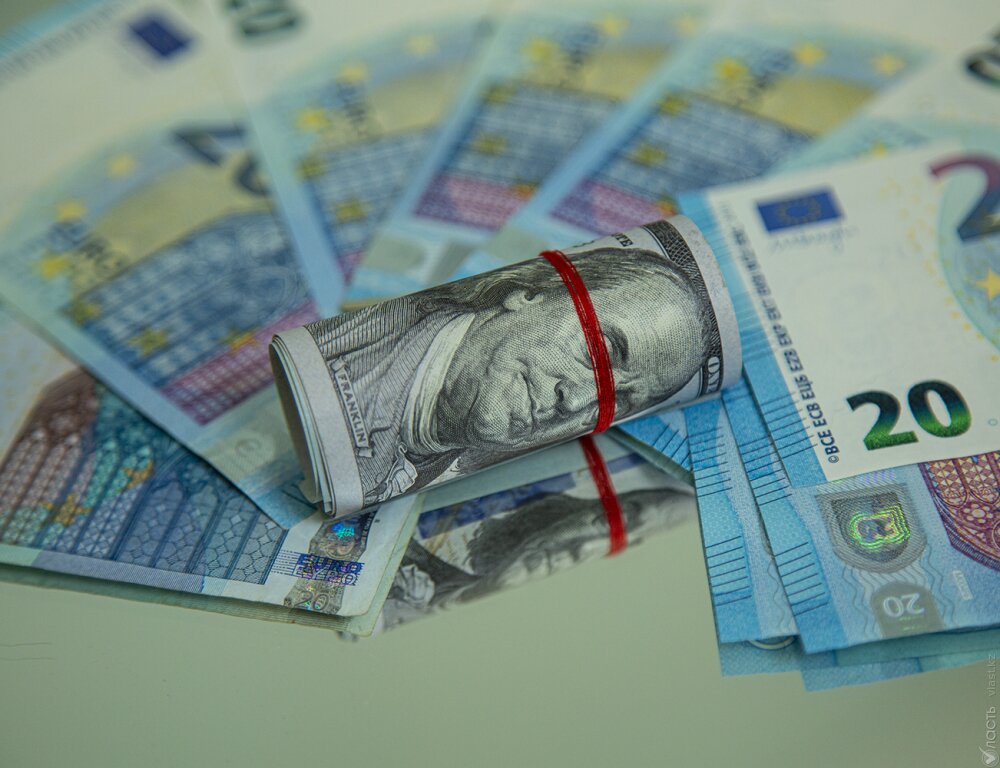 
Московская биржа прекращает торги долларом и евро