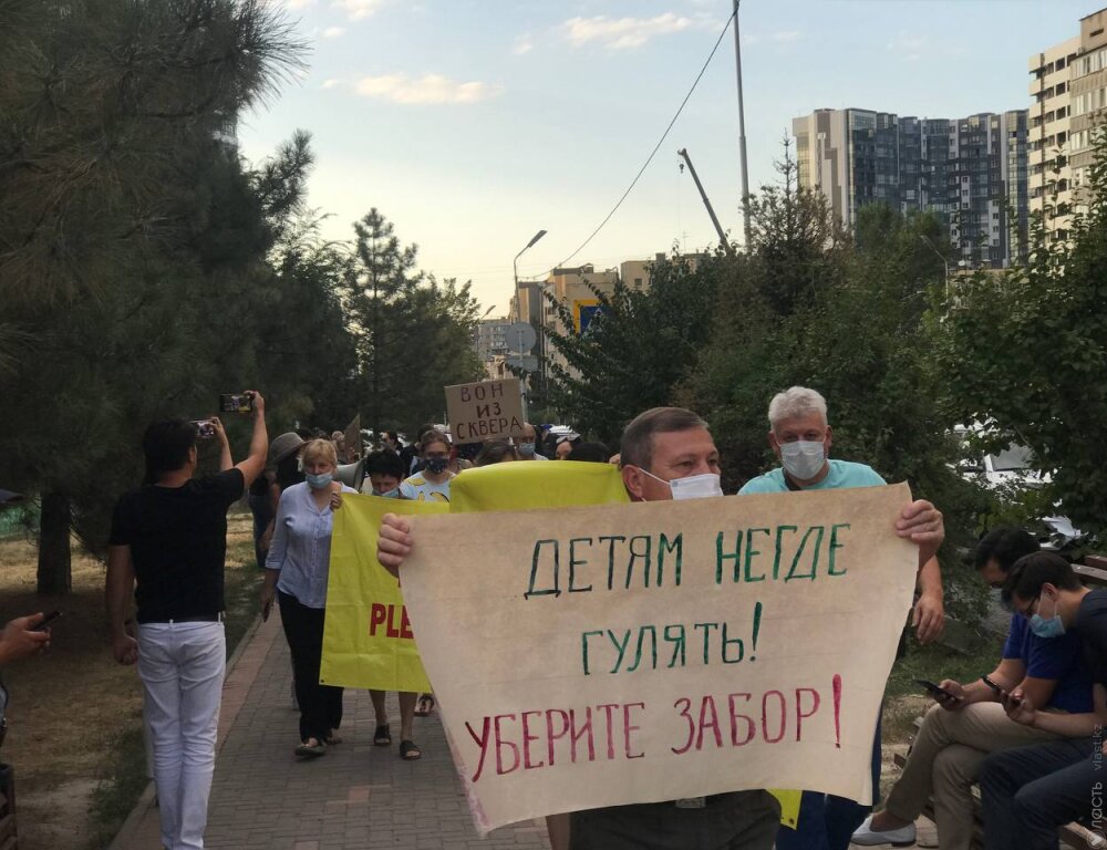 Алматинцы организовали сход против строительства бизнес-центра на месте сквера в Самале