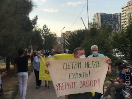Алматинцы организовали сход против строительства бизнес-центра на месте сквера в Самале