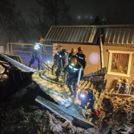 В Алматы ведут поиски семьи из четырех человек, проживавшей в поврежденном оплывиной доме