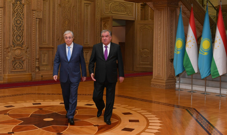 Токаев заявил, что Казахстан готов оказать помощь таджикской экономике