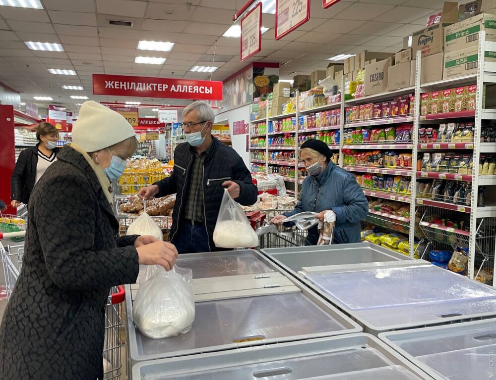 Запасов сахара в Казахстане хватит на три месяца, заявили в Минторговли 