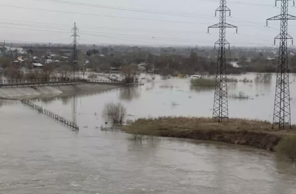 В Петропавловске из-за разлива реки Есиль подтоплены дачные участки