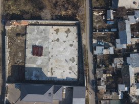 В Алматы производственная компания ведет строительство в шести метрах от жилых домов