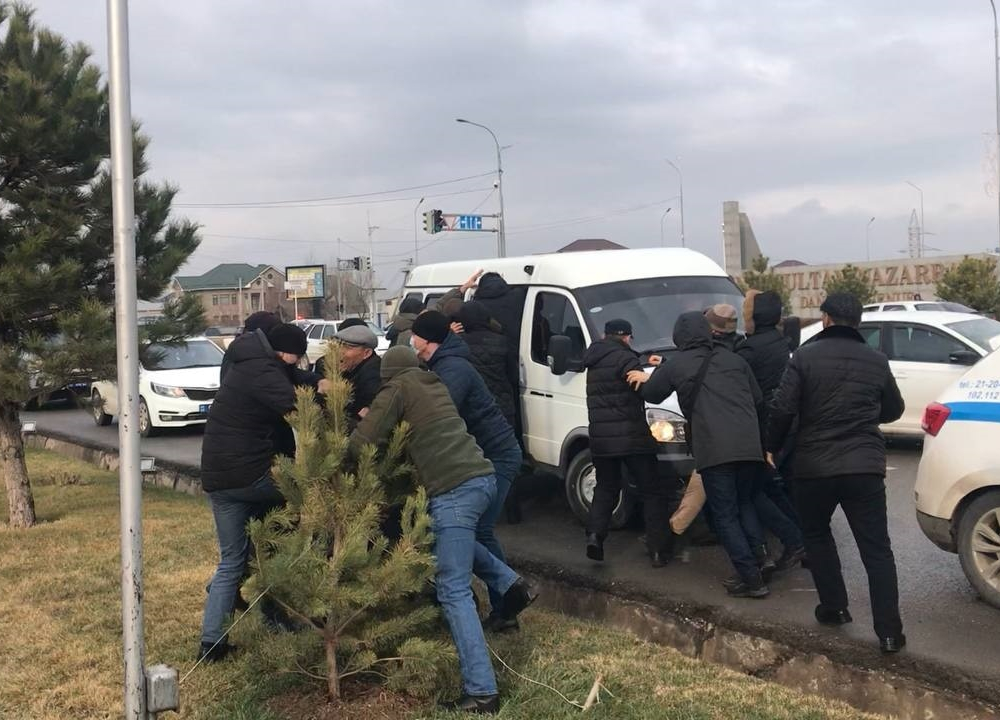 В городах Казахстана задерживают людей, вышедших на митинги в поддержку протестующих в Мангистау 