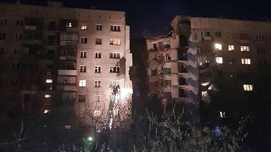 В российском Магнитогорске после взрыва газа обрушился подъезд жилого дома