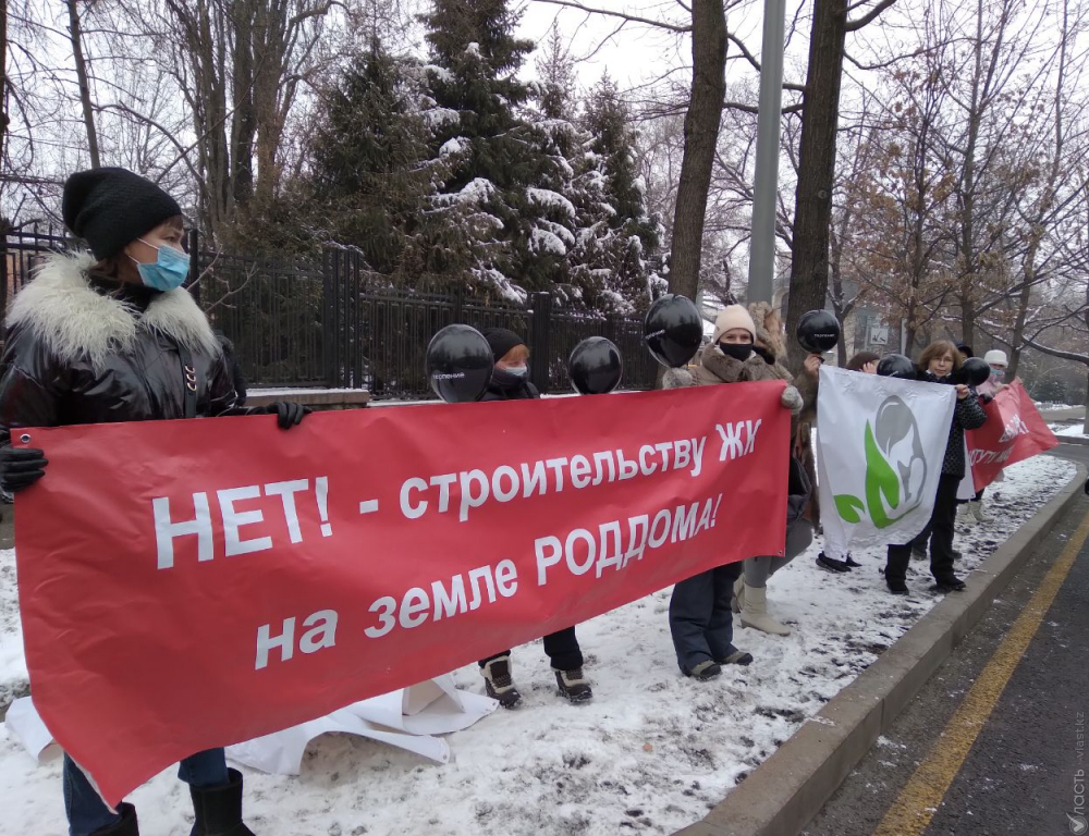 Жители Погрангородка вновь протестуют против застройки участка на территории Института акушерства и гинекологии в Алматы