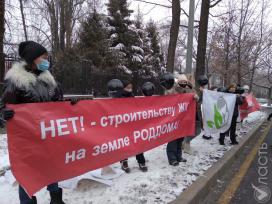 Жители Погрангородка вновь протестуют против застройки участка на территории Института акушерства и гинекологии в Алматы