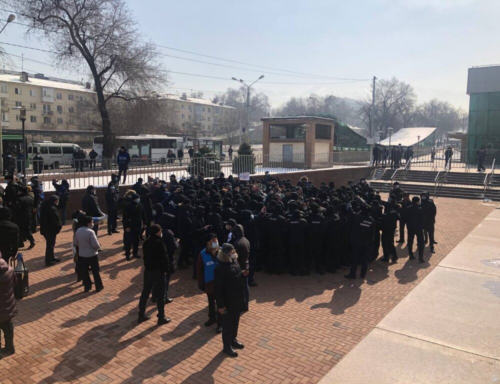 Женщина пострадала в результате потасовки между провокатором и представителями Демпартии в Алматы