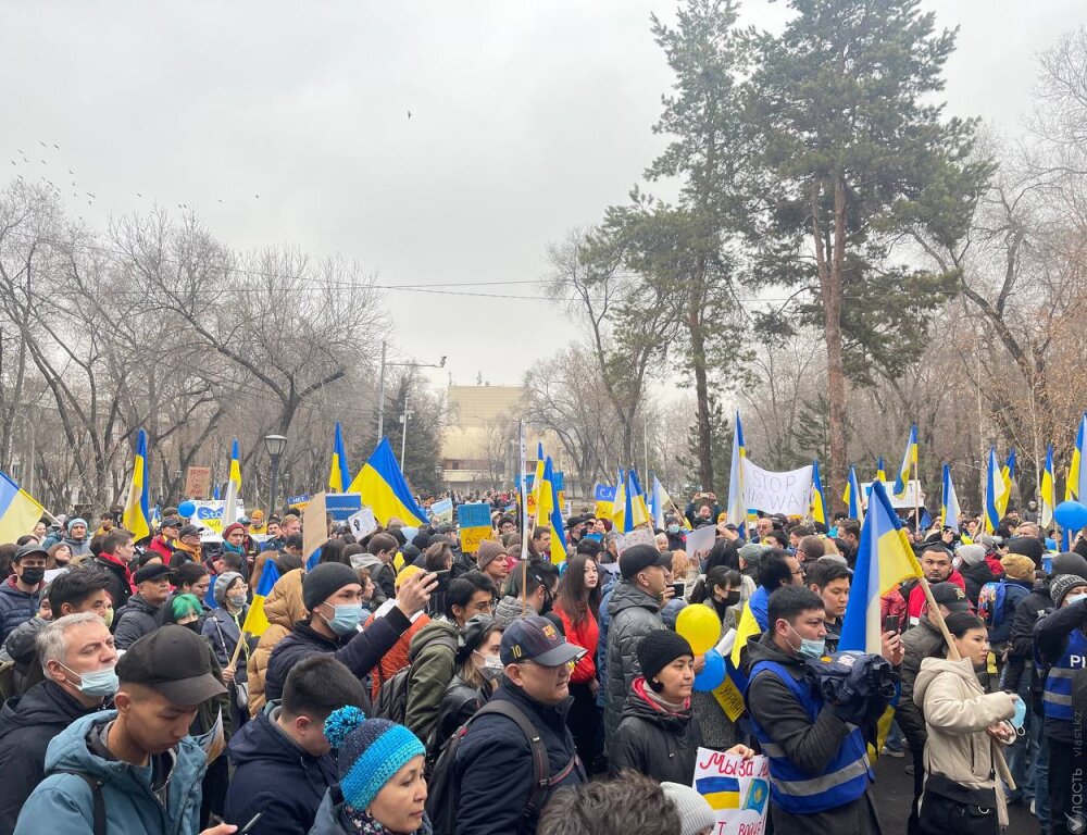 В Алматы проходит массовый митинг в поддержку Украины