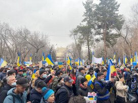 В Алматы проходит массовый митинг в поддержку Украины