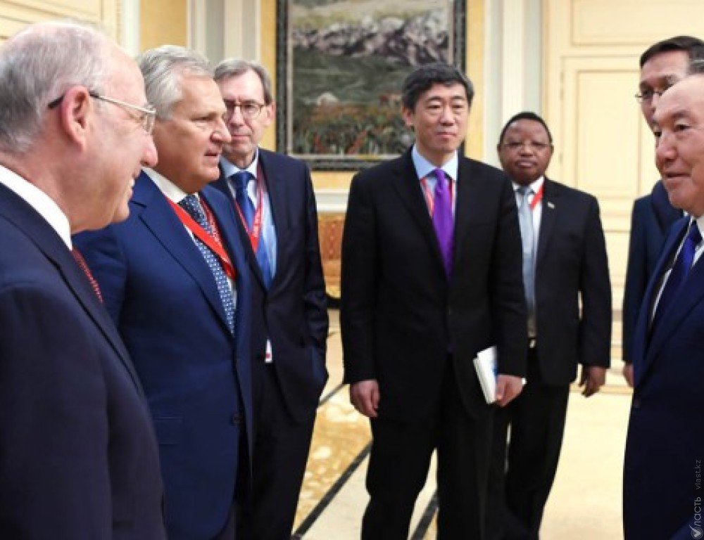 Назарбаев встретился с нобелевскими лауреатами и известными экономистами