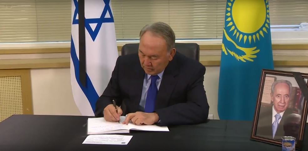 «От него исходила инициатива мира»: Назарбаев посетил посольство Израиля, чтобы выразить соболезнования в связи с кончиной Переса