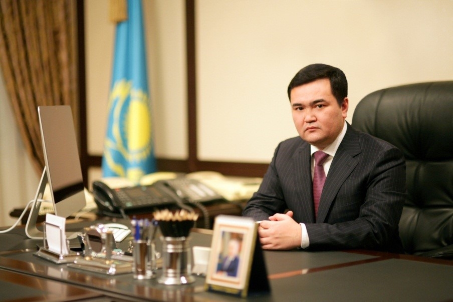 «Некогда нам, начинай работать»: Назарбаев поздравил Касымбека с назначением на пост министра