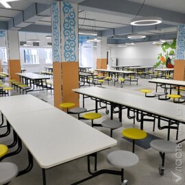 Мажилис принял закон, исключающий предварительные уведомление о проверках школьных столовых