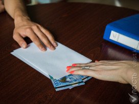 Сотрудника департамента госдоходов в Западном Казахстане подозревают в получении взятки в размере более 100 млн. тенге 