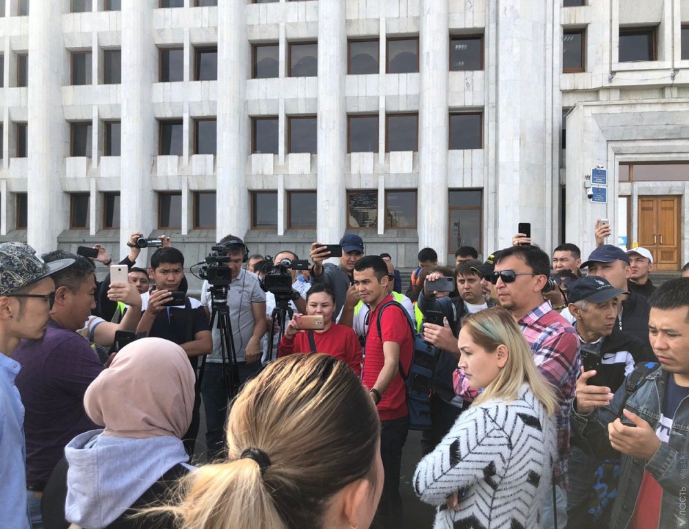 Протестующие у здания акимата в Алматы приняли резолюцию
