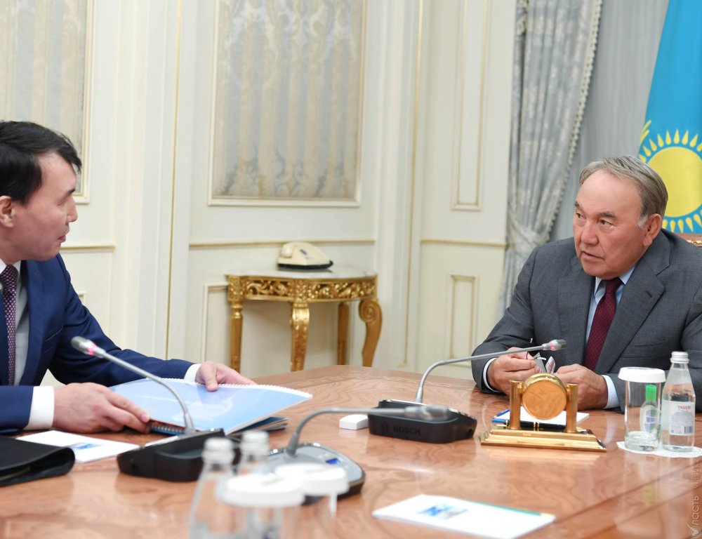 Назарбаев считает необходимым повышать зарплаты госслужащим