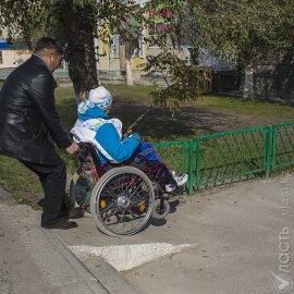 Коляски для людей с особыми потребностями будут менять чаще, обещают в Минтруда