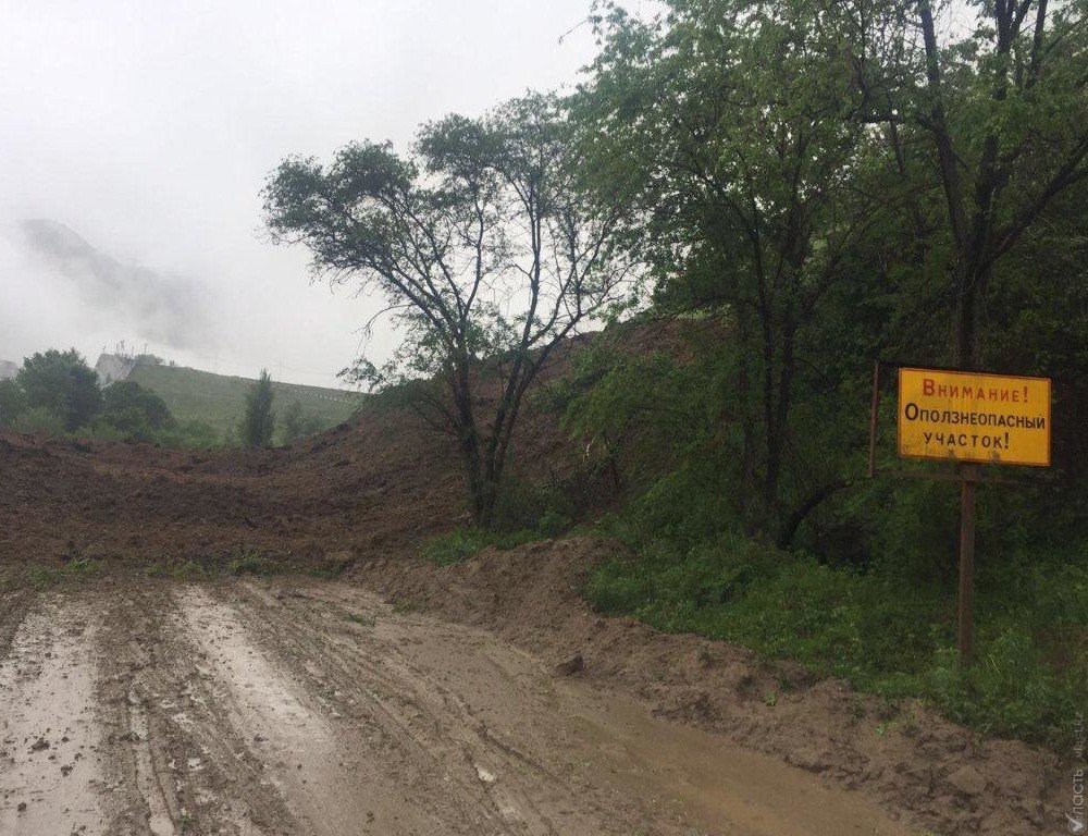 Оползневой массой завалило автодорогу в Талгар и дом отдыха