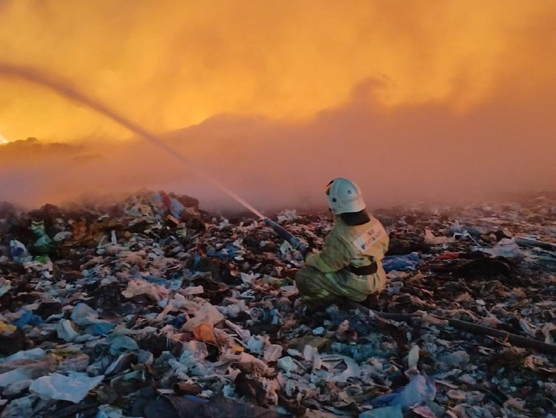 В Алатау снимают режим ЧС, введенный из-за пожара на полигоне ТБО
