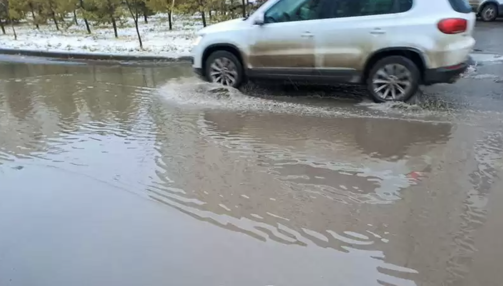 В Алматы прорвало водопровод и затопило несколько улиц