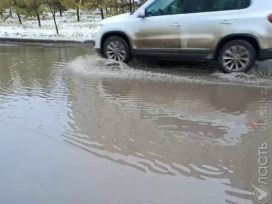 В Алматы прорвало водопровод и затопило несколько улиц