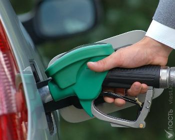 Глава Нацбанка попросил АЗК обратить особое внимание на цены на бензин