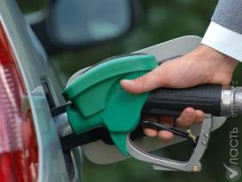 Глава Нацбанка попросил АЗК обратить особое внимание на цены на бензин
