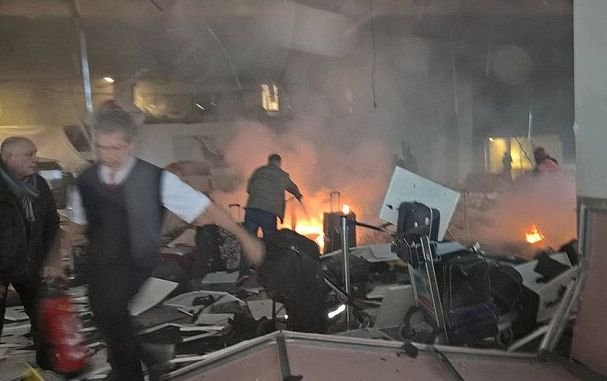 В аэропорту Стамбула прогремели два взрыва 
