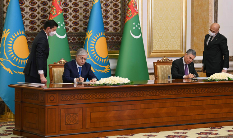 Казахстан готов увеличить поставки муки и пшеницы в Туркменистан, заявил Токаев