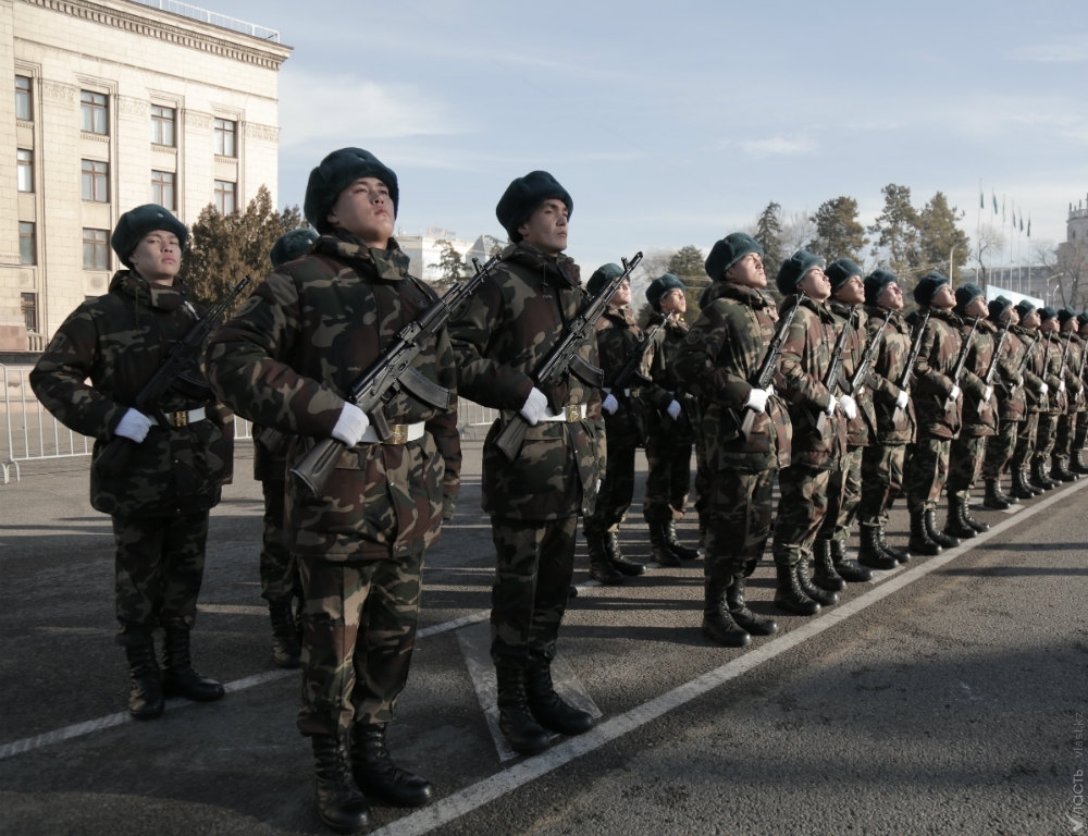  Около 100 тысяч 18-летних казахстанцев встанут на воинский учёт в этом году