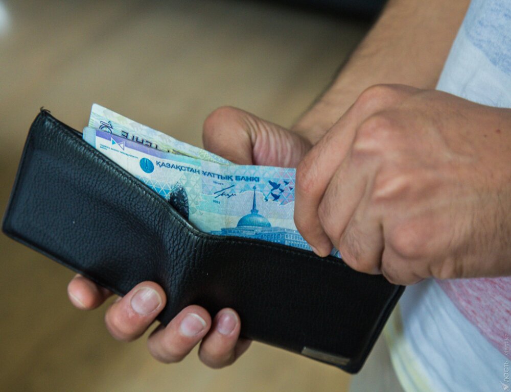 Казахстанцы получат соцвыплату за 2 недели карантина в августе