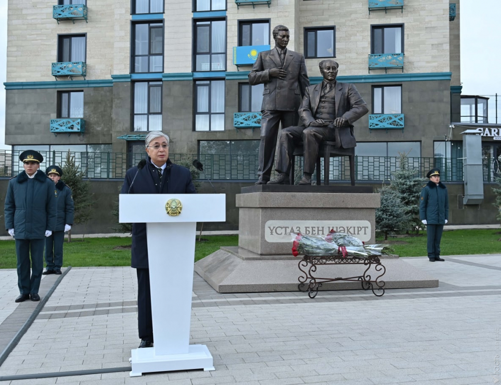 В Семее открыли памятник Мухтару Ауэзову и Кайыму Мухамедханову
