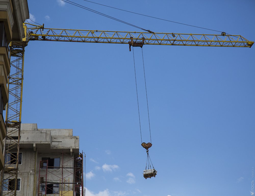 В Алматы приостановили лицензии 102 строительных компаний