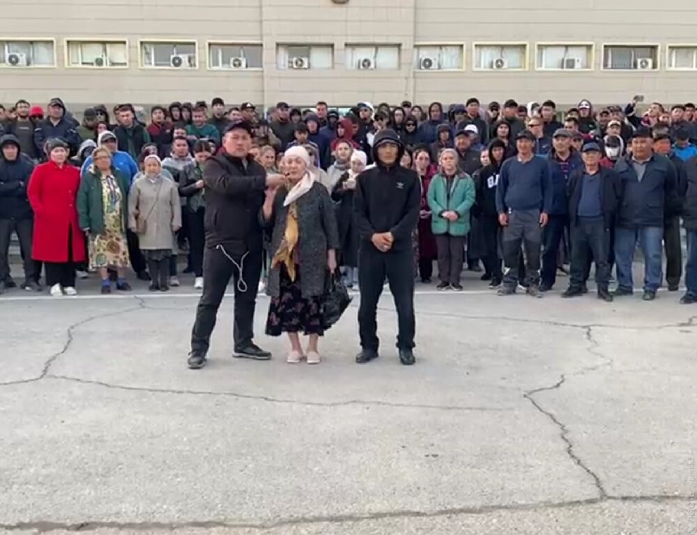 Жители Жанаозена вышли к акимату, требуя освободить задержанных в Астане нефтяников