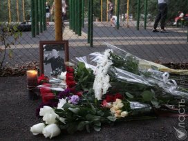 Алматинцы несут цветы к месту гибели фигуриста Дениса Тена